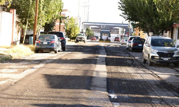 Trabaja Obras Públicas en recarpeteo de la calle Carolina