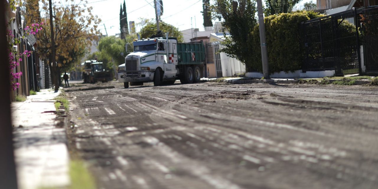 Trabaja Obras Públicas en la repavimentación de la calle Platón