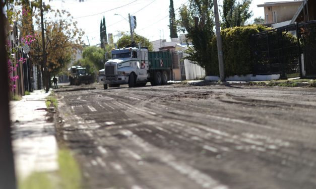 Trabaja Obras Públicas en la repavimentación de la calle Platón