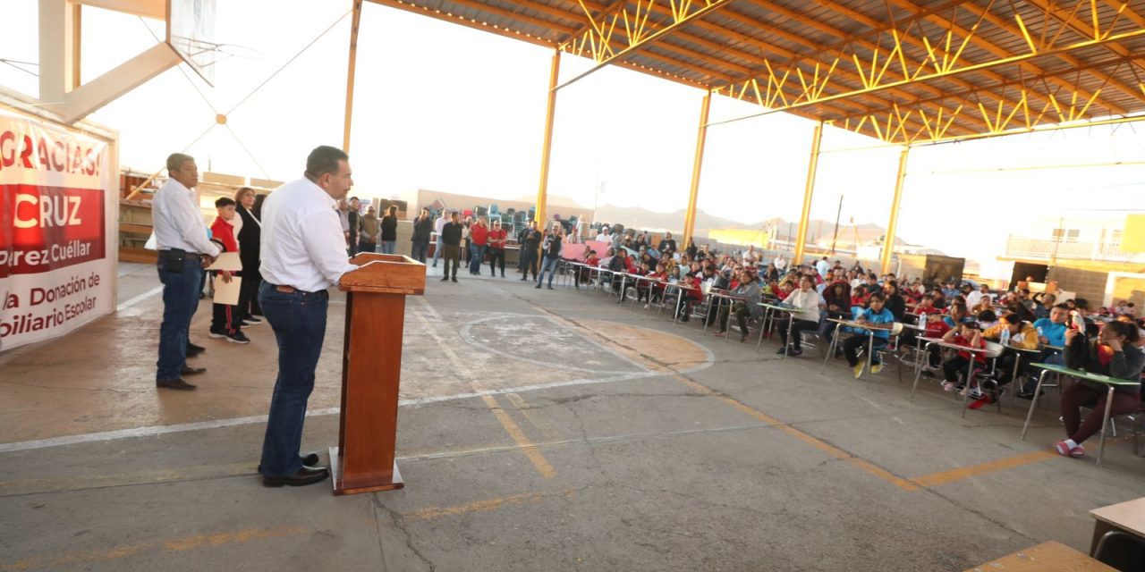 Entrega Presidente Pérez Cuéllar mobiliario a estudiantes de escuela en Parral