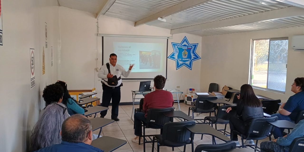 Capacita Seguridad Vial sobre Manejo Defensivo a chóferes de la empresa ELO