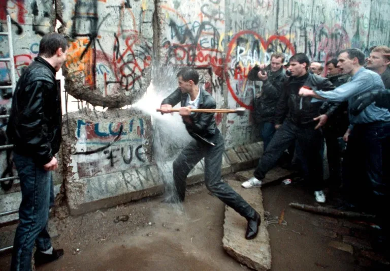 Alemania celebra el 35º aniversario de la caída del Muro de Berlín en medio de la crisis de Gobierno
