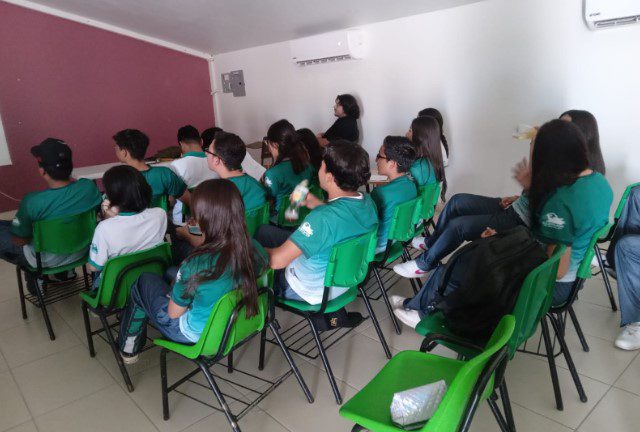 Participan estudiantes de Cobach en pláticas de prevención de violencia de género