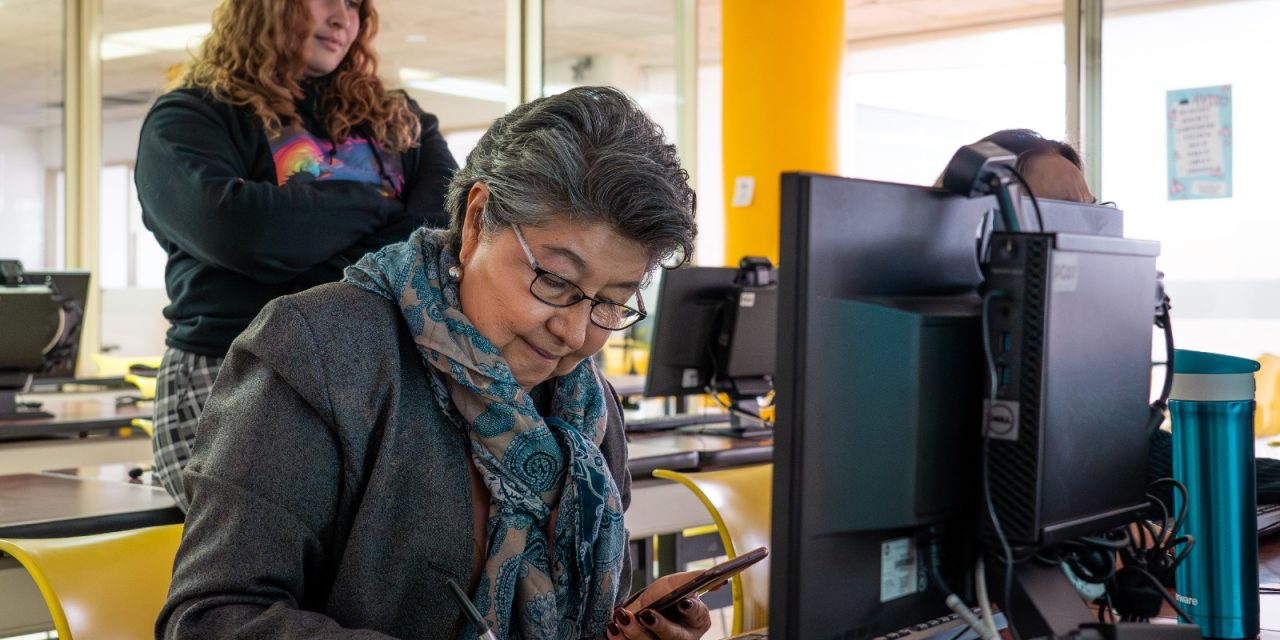 Reanudan cursos de computación para adultos mayores en la Mediateca Municipal