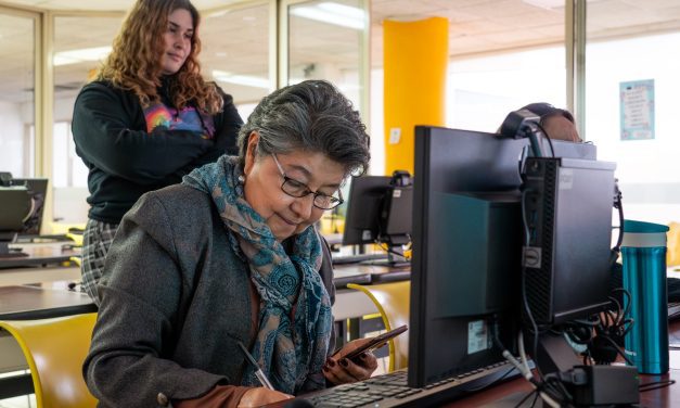 Reanudan cursos de computación para adultos mayores en la Mediateca Municipal