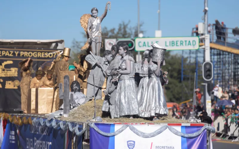 Maru Campos preside desfile conmemorativo por el 114 aniversario del Inicio de la Revolución Mexicana