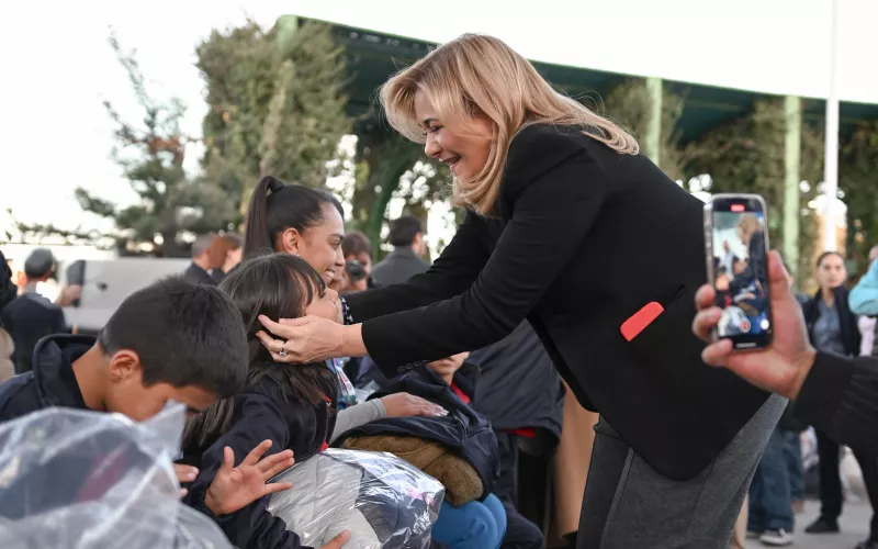Maru Campos inicia entrega de chamarras para niños y niñas en situación vulnerable