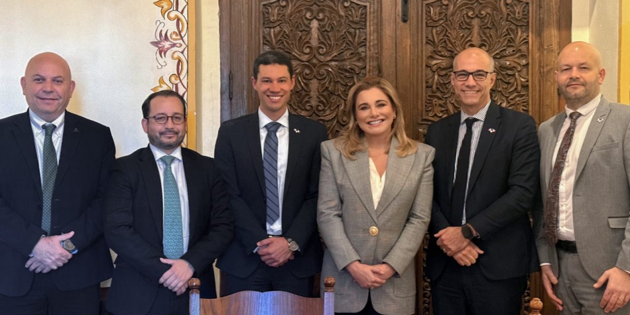 Maru Campos estrecha relaciones con directivos de la empresa Safran