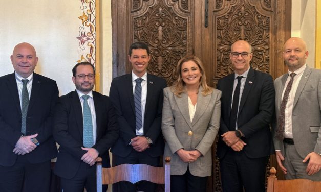 Maru Campos estrecha relaciones con directivos de la empresa Safran