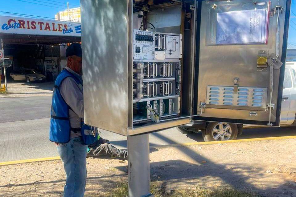 Aumentan seguridad vial con instalación de semáforos y controladores viales