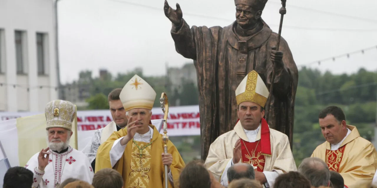 El régimen bielorruso condena a 11 años de cárcel a un sacerdote católico por criticar a Lukashenko