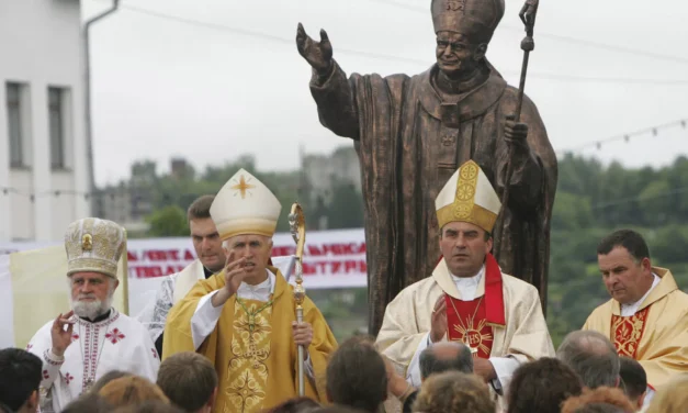 El régimen bielorruso condena a 11 años de cárcel a un sacerdote católico por criticar a Lukashenko