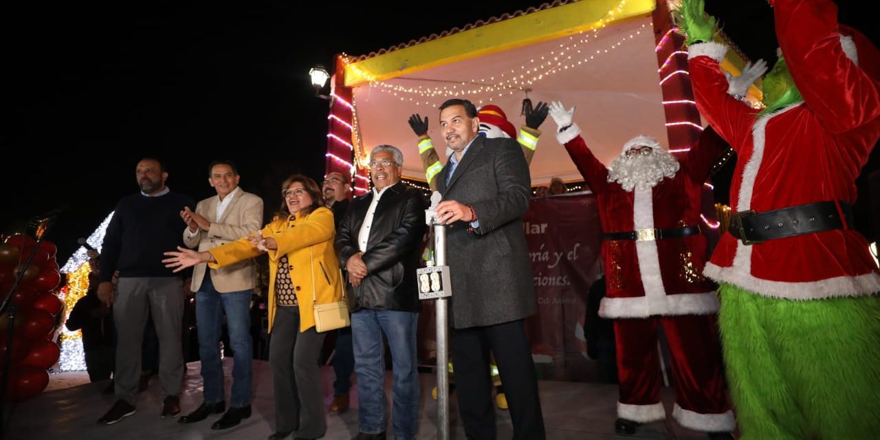 Enciende Presidente Pérez Cuéllar la iluminación navideña en el Parque Borunda