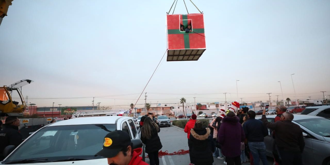 Presidente Municipal apoya la colecta Un Regalo de Altura para Santa Bombero