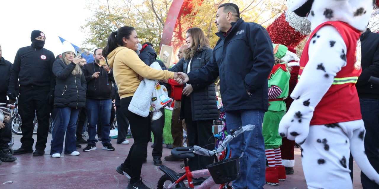 Recibe la niñez juarense regalos del Santa Bombero