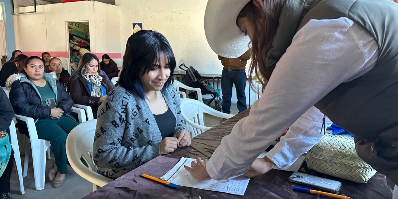 Reciben 60 mujeres jóvenes y jefas de familia apoyos económicos en San Juanito, Bocoyna