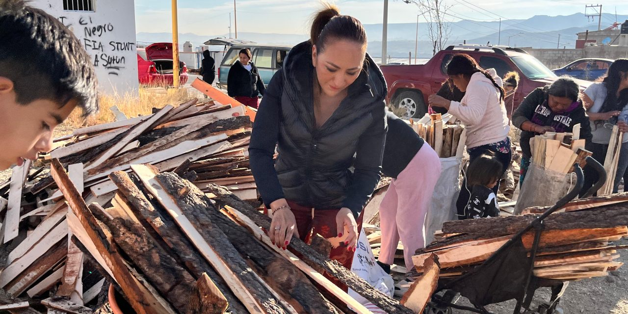 La presidenta del DIF, Nora Carrillo, lleva el programa “Un Invierno sin frío” a la colonia Parral Vive