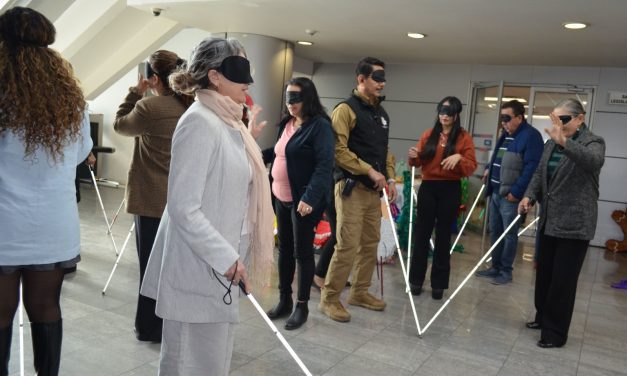 Personal del Congreso del Estado experimenta vivir con discapacidad visual