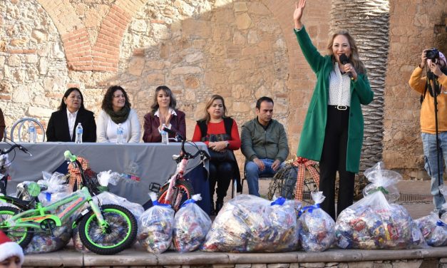Arranca Gobierno de Parral entrega de dulces y bicicletas en escuelas
