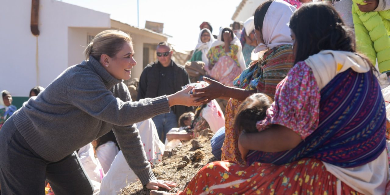 Maru Campos entrega 20 toneladas de maíz y frijol a familias de Batopilas durante Megaposada Navideña