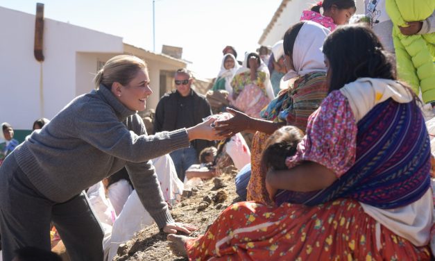 Maru Campos entrega 20 toneladas de maíz y frijol a familias de Batopilas durante Megaposada Navideña