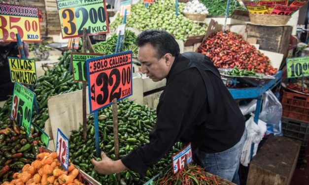 Enfrentarán consumidores difícil situación económica al cierre e inicio de año