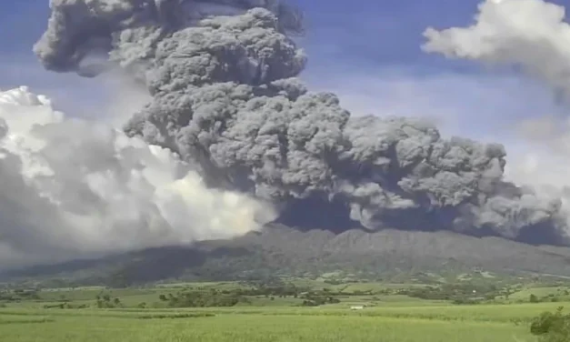 Una erupción volcánica breve pero intensa obliga a evacuación masiva de poblados en Filipinas