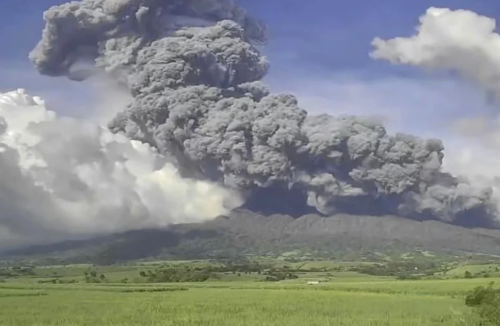 Una erupción volcánica breve pero intensa obliga a evacuación masiva de poblados en Filipinas