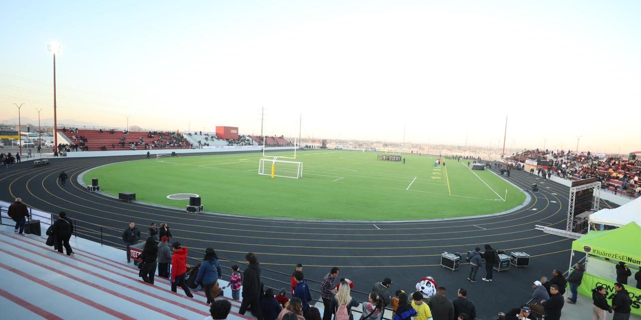 Inaugura Presidente Municipal Pérez Cuéllar Estadio Municipal 8 de Diciembre