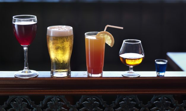 La máxima autoridad sanitaria de EE.UU. pide advertir sobre el cáncer en las bebidas alcohólicas