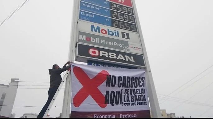 Profeco coloca las primeras lonas de advertencia en gasolineras con precios altos