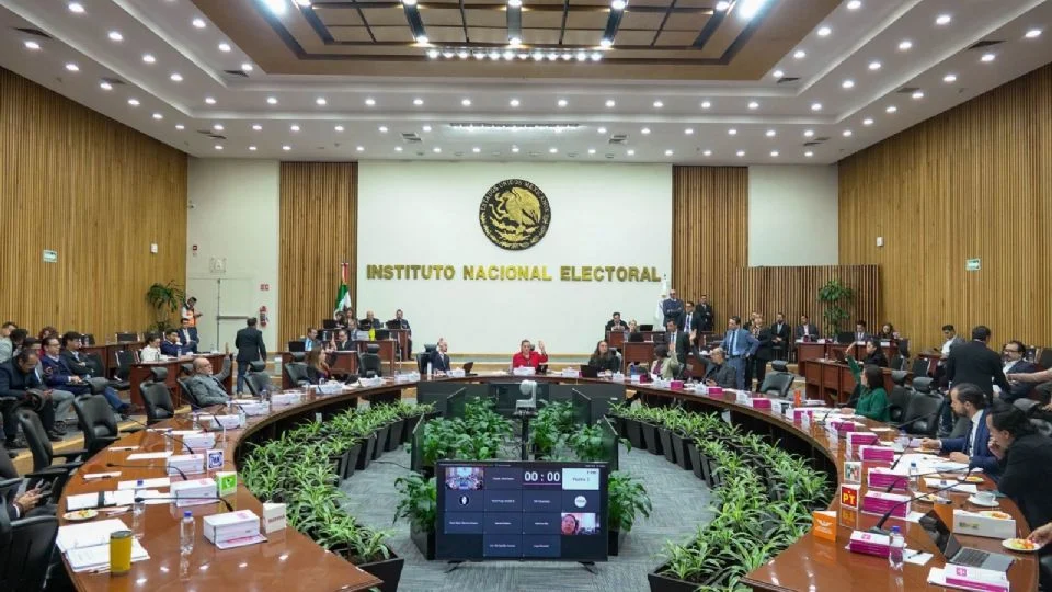 Prohibirá INE a candidatos a jueces, ministros y magistrados contratar encuestas y vigilará redes sociales