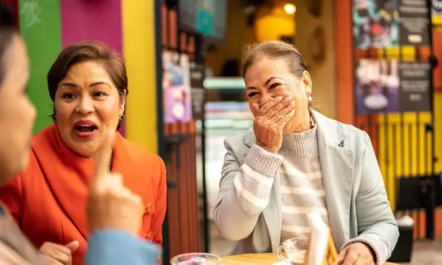 Chismear es un superpoder: la ciencia revela sus beneficios sociales