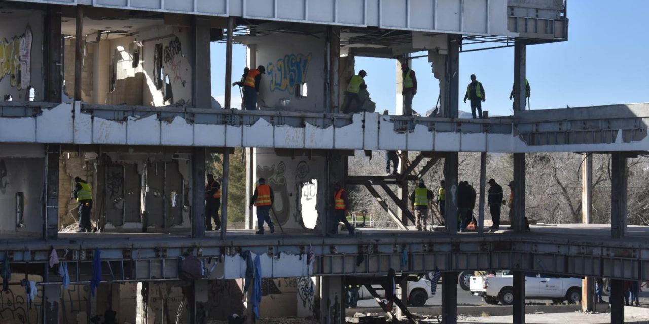 Despliegan operativo de limpieza en edificio abandonado en El Chamizal
