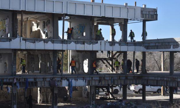 Despliegan operativo de limpieza en edificio abandonado en El Chamizal