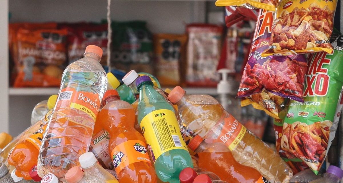Multarán a vendedores de comida “chatarra” que estén afuera de las escuelas
