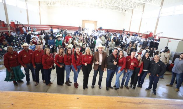 Entrega presidente Pérez Cuéllar mobiliario escolar en Namiquipa