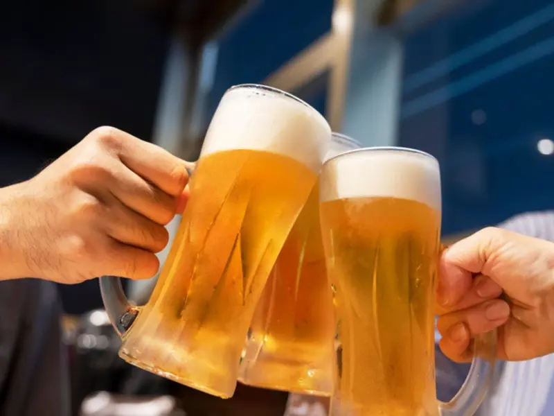 ¿A qué edad deberías dejar de beber cerveza? Esto dicen los médicos