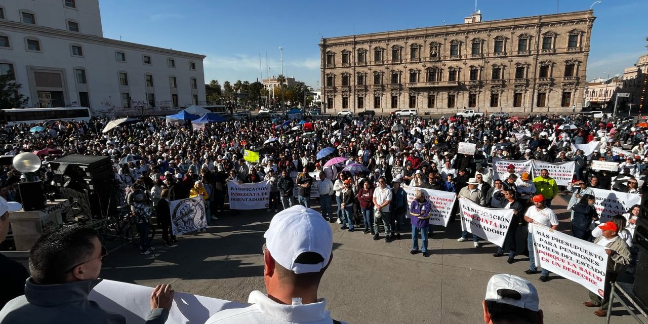 Cierran docentes el centro de la ciudad