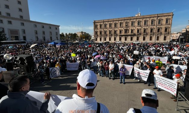 Cierran docentes el centro de la ciudad