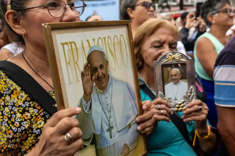 Qué sucede con el gobierno de la Iglesia católica y El Vaticano cuando el Papa enferma
