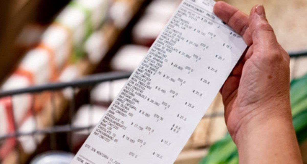 Por esta razón tirar tus tickets de compra a la basura podría ser un error