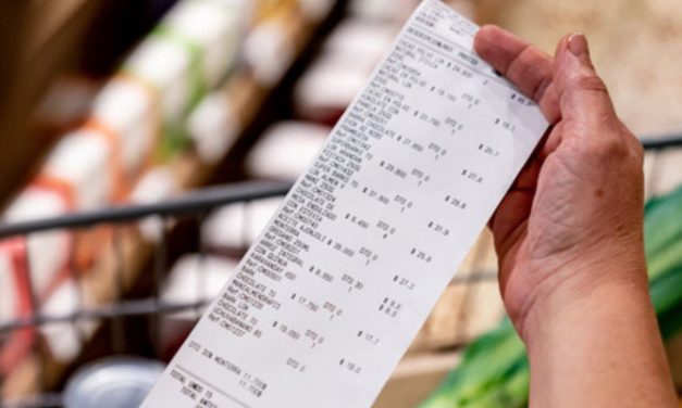 Por esta razón tirar tus tickets de compra a la basura podría ser un error