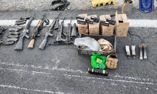 Aseguran arsenal abandonado tras enfrentamiento en la carretera Ojinaga – Aldama