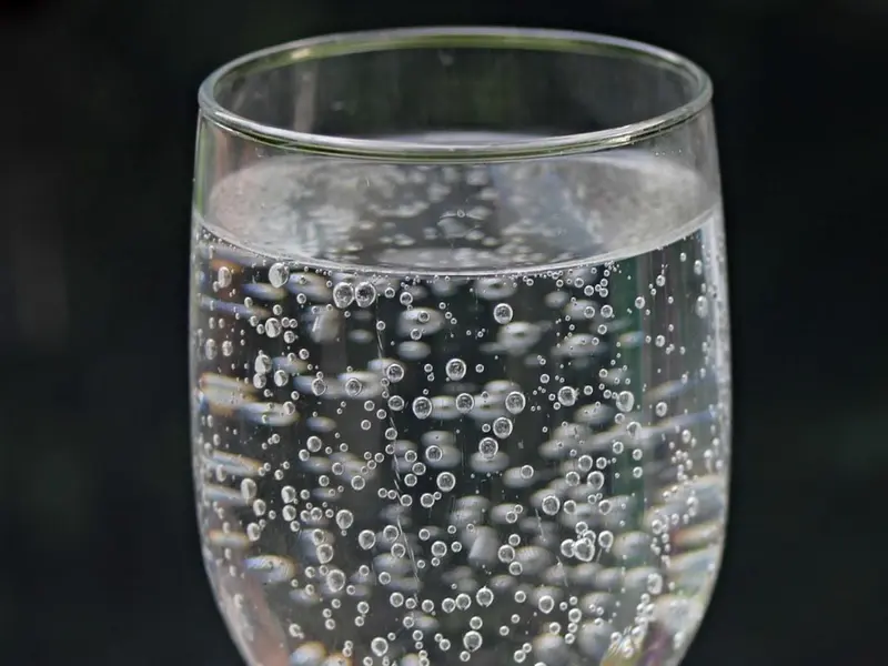 ¿Es malo tomar mucha agua mineral?
