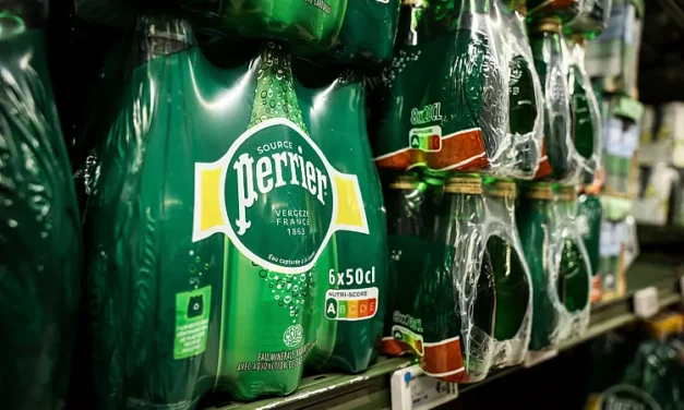 El Gobierno francés encubrió el fraude millonario de Nestlé con agua mineral tratada ilegalmente, según el Senado