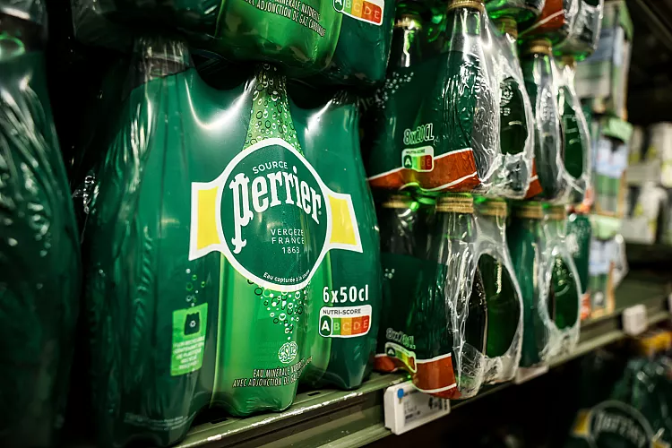 El Gobierno francés encubrió el fraude millonario de Nestlé con agua mineral tratada ilegalmente, según el Senado