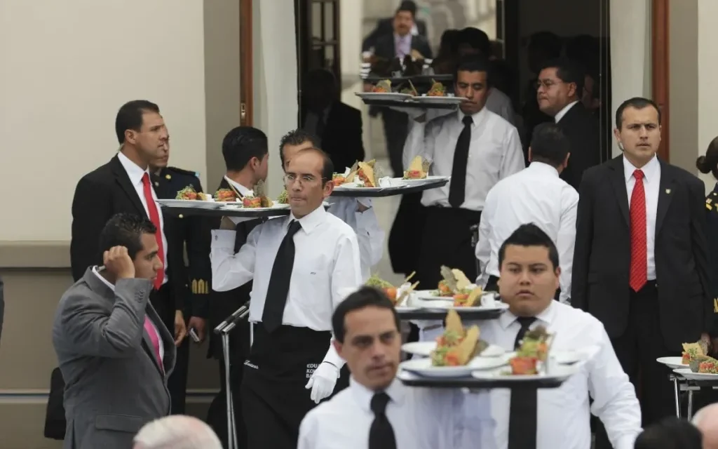 Aprueban salario mínimo para quienes sólo ganan propinas