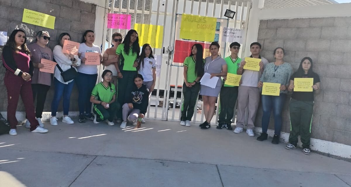 Clausuran escuela para exigir mejores condiciones