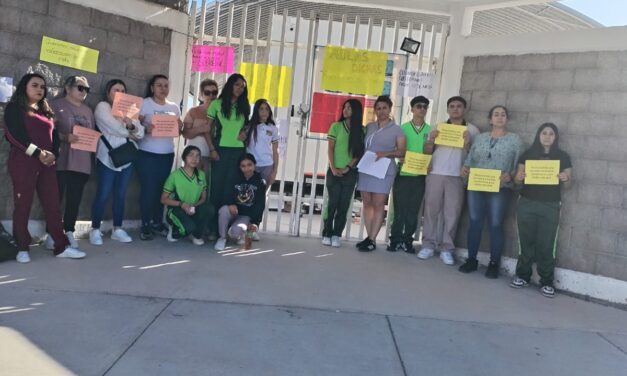 Clausuran escuela para exigir mejores condiciones